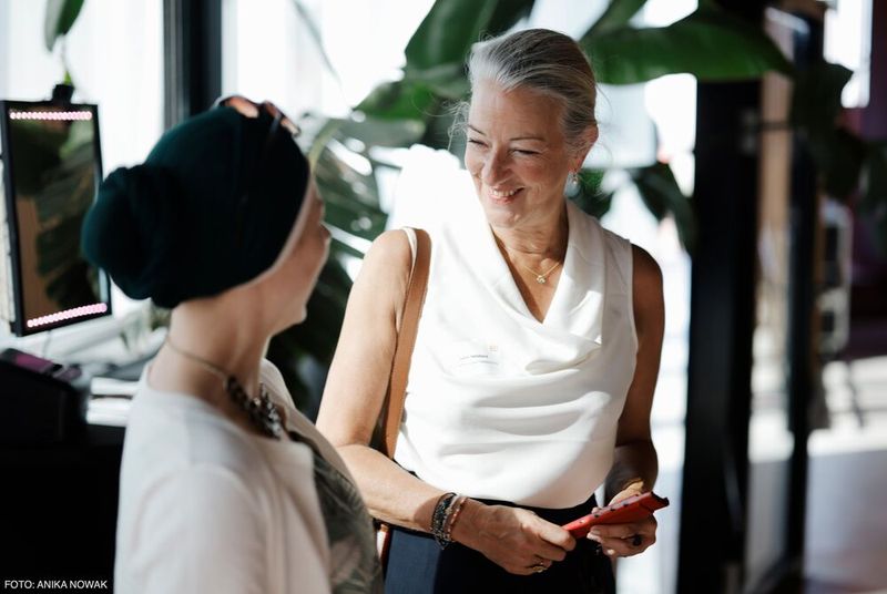 Esther Ecke (l., Initiative D21) im Austausch mit Isabel Netzband (Fsas). (Bild: Initiative D21/Anika Nowak)