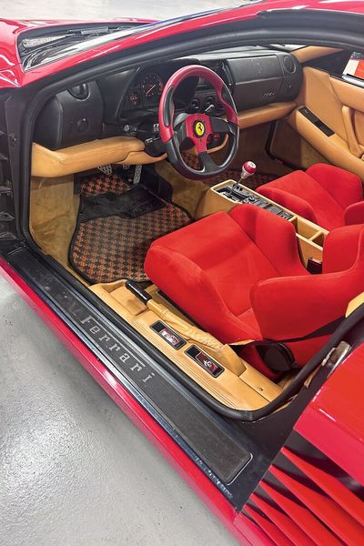 Zumindest hat der zwischenzeitliche unrechtmäßige Besitzer das Auto gut gepflegt. (Bild: London Metropolitan Police)