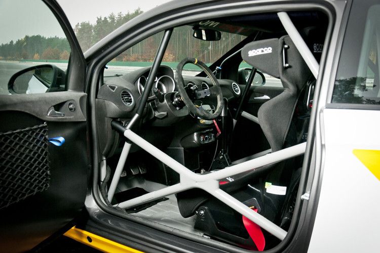 Wie die Alten: Sicherheitstechnisch steht der Renn-Adam den großen Vorbildern der DTM in nichts nach. (Foto: Opel)