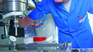 Bild 1 | Präzisionswerkzeugbau: Unter klimatisierten Bedingungen entstehen bei Sulzer Mixpac Spritzgießwerkzeuge, die sich für die Kunden rechnen (Bild: Sulzer Mixpac)