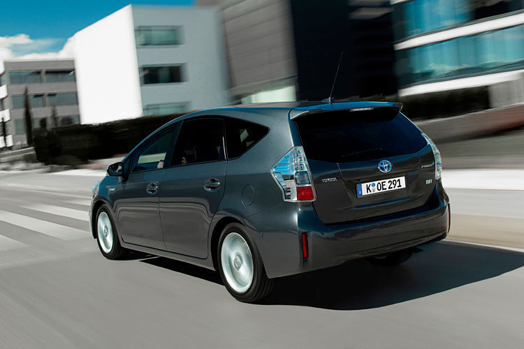 Beim Prius Plus führt die Zusammenarbeit des 1.8-l-Benzinmotors (73 kW/99 PS) mit der 60-kW-Elektromaschine zu der Systemleistung von 100 kW/136 PS. Von null auf 100 km/h braucht der Vollhybrid 11.3 Sekunden, maximal erreicht er 165 km/h. (Toyota)