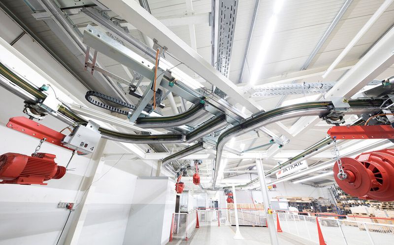 Viel Leistung bei minimalem Energiebedarf heiße das Charakteristikum der neu entwickelten Skyrail-Elektrohängebahn von SEH Engineering. Sie ist nämlich ultraleicht konzipiert, heißt es. Lesen Sie hier, was für Vorteile sie in der Intralogisitk noch „auf die Schiene“ bringt.