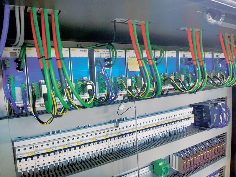 Zur präzisen Steuerung der Servomotoren ist das modulare Multiachs-Servosystem Dias-Drive MDD 100 im Einsatz. (Sigmatek)