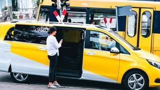 Nutzer von SSB Flex können die Fahrten per App buchen. Ein Algorithmus bündelt Anfragen und ermittelt die optimale Route, um mehrere Fahrgäste zu unterschiedlichen Zielen zu befördern. (Moovel)