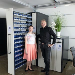 Geschäftsführer Stefan Apfel mit Blechnet-Redakteurin Frauke Finus im Apfel-Showroom in Dossenheim bei Heidelberg.