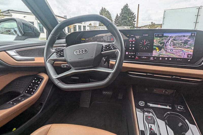 Die Lenkradform mag interessant sein, ungewöhnlich ist sie aber auch. Auch die braune Optik des Leders im Testwagen kann bei Kunden angekommen – oder wie aus dem vergangenen Jahrzehnt wirken. (Bild: Mauritz – VCG)