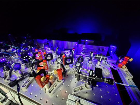 Das optische Innenleben von „Aquila“, der ersten Generation von Quera-Quantencomputern. „Libra“ soll bis 2028 die Zahl physischer Qubits um mehrere Größenordnungen übertreffen.(Bild:  Quera)