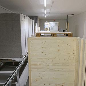 Automatische Lagerbewirtschaftung mit Isofloc-Industrieballen. Im Hintergrund der Schaltschrank für das Einblasmodul.(Bild:  Lion Communication)