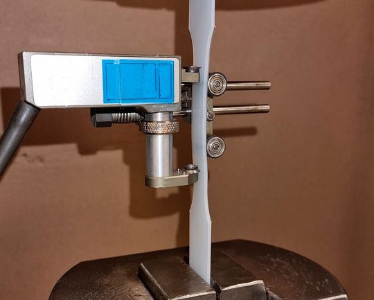 Hält der Kunststoff genug, oder nicht? Diese Frage stellt sich insbesondere für Bauteile aus Rezyklaten, die schon eine Alterungsphase hinter sich haben. Rezyklate mit Antioxidantien wieder fit zu machen, ist aber schwierig. Per Online-Rheologie soll das jetzt viel einfacher werden.(Bild:  Tübersang)