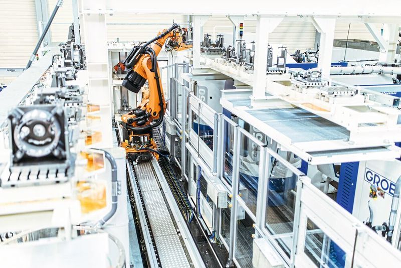 Drei Werkzeugmaschinen des Herstellers Grob bearbeiten Roboterwerkstücke. Ein KR Fortec fährt diese über eine Lineareinheit zum Be- und Entladen an. (Kuka)