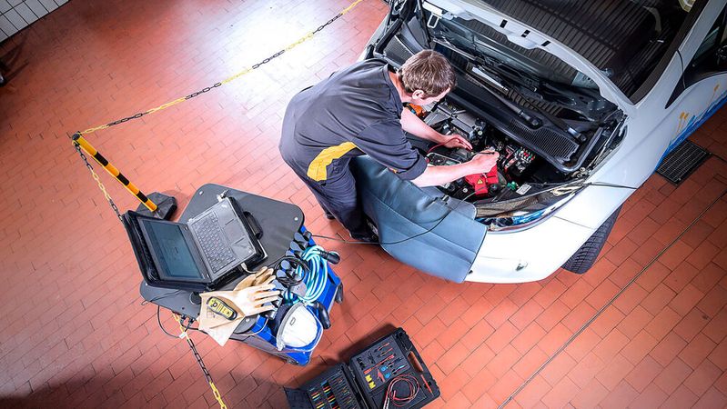 Am 1. April startet das neue Sermi-Verfahren: Es ermöglicht registrierten Werkstattmitarbeitern den Zugang zu Fahrzeug- und Wartungsinformationen.(Bild:  ProMotor)