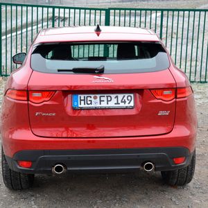 Der Einfluss des Jaguar F-Type wird vor allem am Heck in Form der LED-Heckleuchten deutlich.(Bild:  Michel/»kfz-betrieb«)