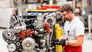 Blick in den Deutz-Motorenbau in Köln. Hier sind offensichtlich ganze Kerle gefragt. Im Vorstand ist das seit 2021 anders. Deshalb verlor der Vorsitzende Frank Hiller jetzt seinen Chefposten. (Bild: Deutz / N. H. Mueller)