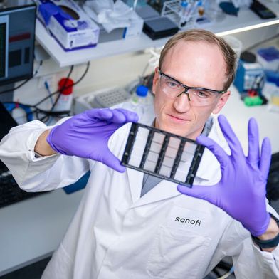 Gezielte Biologika entstehen mithilfe von Zellen. Philipp Höß sorgt bei Sanofi mit modernsten Technologien, digitalen Analyseverfahren und Automatisierung für die Entwicklung neuer Produktionsstämme.  (Bild: Thomas Lohnes/ Sanofi)