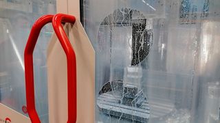 Hahn+Kolb hat zwei zeitsparende Produkte ins Portfolio aufgenommen. Dazu gehört ein wassermischbarer Kühlschmierstoff, der zum Beispiel Aluminiumwerkstücke fleckenfrei hält und diese Folie hier, die durch einen Abperleffekt den freien Blick in die Fräsmaschine erlaubt. (Bild: Hahn+Kolb)