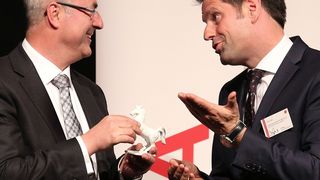 V.l.: Norman Memminger (Geschäftsführer, Toyota Material Handling Deutschland), Olaf Lies (niedersächsischer Minister für Wirtschaft, Arbeit und Verkehr). (Bild: Toyota Material Handling)