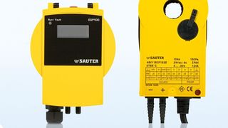 Die Reinraum-Kompaktlösung von Sauter besteht lediglich aus zwei Geräten, einem Volumenkompaktregler mit integriertem zweiten Regelkreis und einem Raumdrucksensor, der direkt auf den VAV-Regler aufgeschaltet wird. (Bild: Sauter)