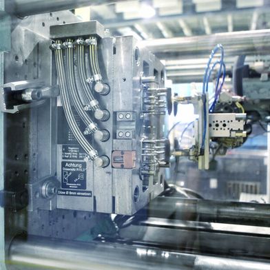 Auf eigenen Füßen! KTS Kunststofftechnik Schmölln beherrscht die komplette Wertschöpfungskette zur Herstellung und Veredelung von Kunststoffteilen. Die Adcapital-Gruppe hat KTS in den letzten Jahren gestärkt. Jetzt folgt ein wichtiger Schritt ... (Bild: KTS)