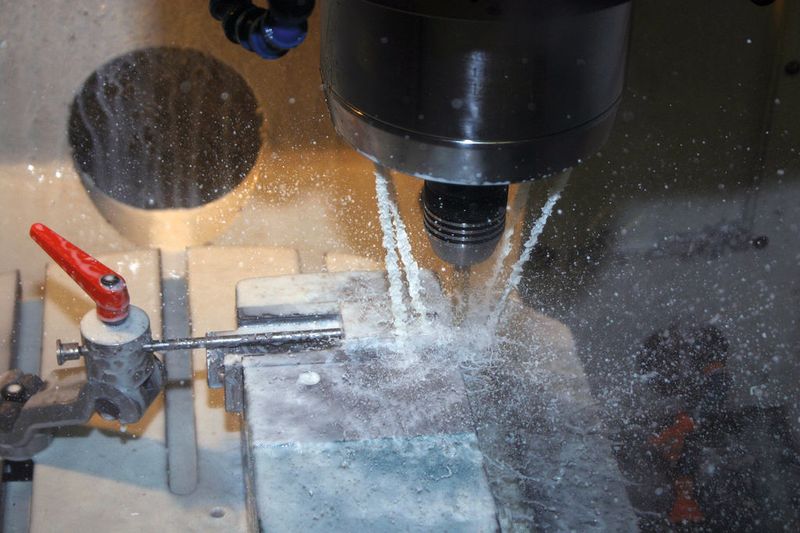 Bild 2: Wenn auch die meisten Teile einer Orgel von Hand gefertigt werden, kommt für die spanende Fertigung der Stimmgeräte für die Orgelpfeifen moderne Technik zum Einsatz. (Archiv: Vogel Business Media)