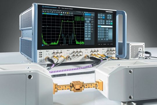 Der Vektornetzwerkanalysator R&S ZNA mit einem neuen Bedienkonzept. Dazu wurden Hard- und Software grundlegend überarbeitet.(Bild:  Rohde & Schwarz)