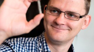 Es müssen nicht immer Edelmetalle sein: Ulf-Peter Apfel und seine Kollegen haben ein neues vielversprechendes Katalysatormaterial entdeckt. (RUB/Tim Kramer)