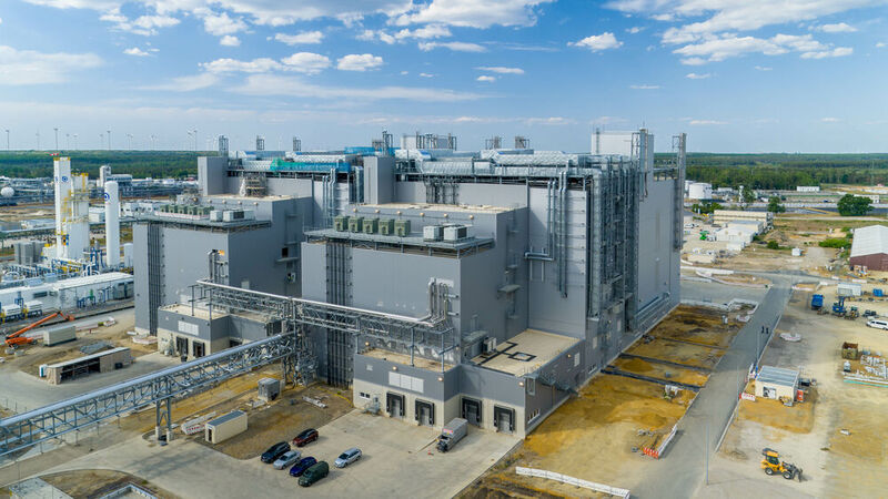 BASF hat am Standort Schwarzheide eine Anlage eingeweiht, in der die Beschäftigten künftig Kathodenmaterialien fertigen.