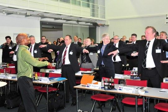 Fitnesstrainer Alberto St. Louis sorgte auf der Jahrestagung für spaßige Ausgleichsbewegungen. (Foto: Schmidt)