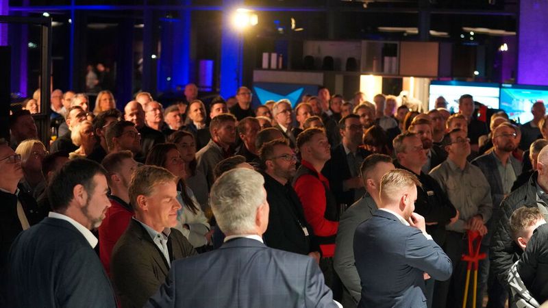 An der offiziellen Eröffnungsfeier nahmen über 220 Gäste teil. (Bild: Koch Auto Gruppe)