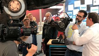 In der Live-Werkstatt zeigten viele Firmen ihre Produkte direkt am Fahrzeug. (Holz / »kfz-betrieb«)