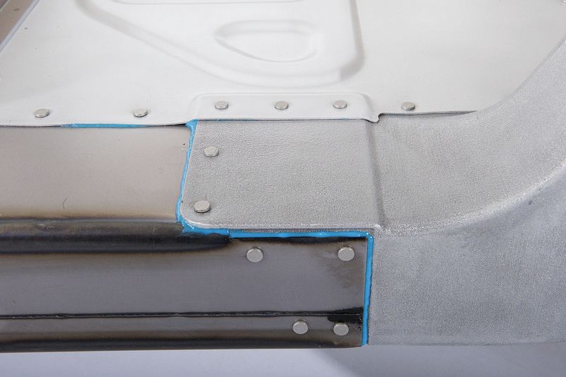 Die Anbindung der Al-B-Säule und des Al-Hinterwagens des Zukunftsautos „Light Car - Open Source“ an den Stahlprofil-Schweller weist einen Werkstoffwechsel auf: Dieser Materialmix wurde mit Rivtac und Kleben gefügt. (Bild: Böllhoff)