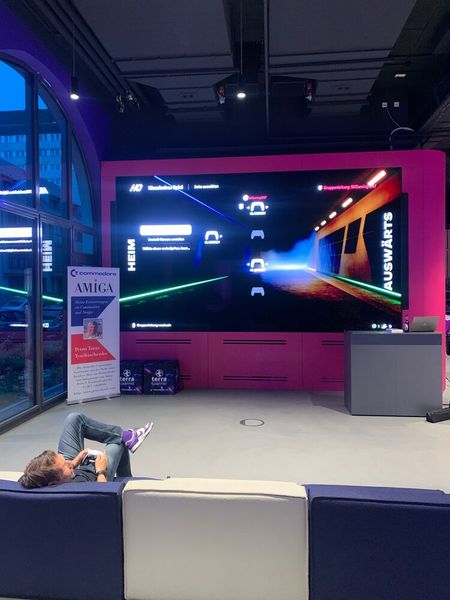 ... an einem riesigen Monitor FIFA zocken. Den Meisten fiel die Entscheidung sehr leicht! (Bild: Vogel IT-Medien)