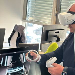 Designchef Filippo Perini zeigt mithilfe einer VR-Brille, wie die Zukunft des jungen Unternehmens aussehen wird.(Bild:  sp-x/Benjamin Bessinger)