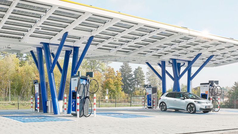In Deutschland gibt es aktuell rund 24.500 Elektro-Ladesäulen.(Bild:  ENBW)