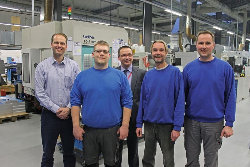 Verkaufsmitarbeiter Mario Förster (m.) von W&R, dem deutschen Vertriebspartner von Brother, mit den Groth-Mitarbeitern Marc Pohl, Matthias Ahlmann, Bjarne Sahling und Gernod Klatt (von links).  (Brother)