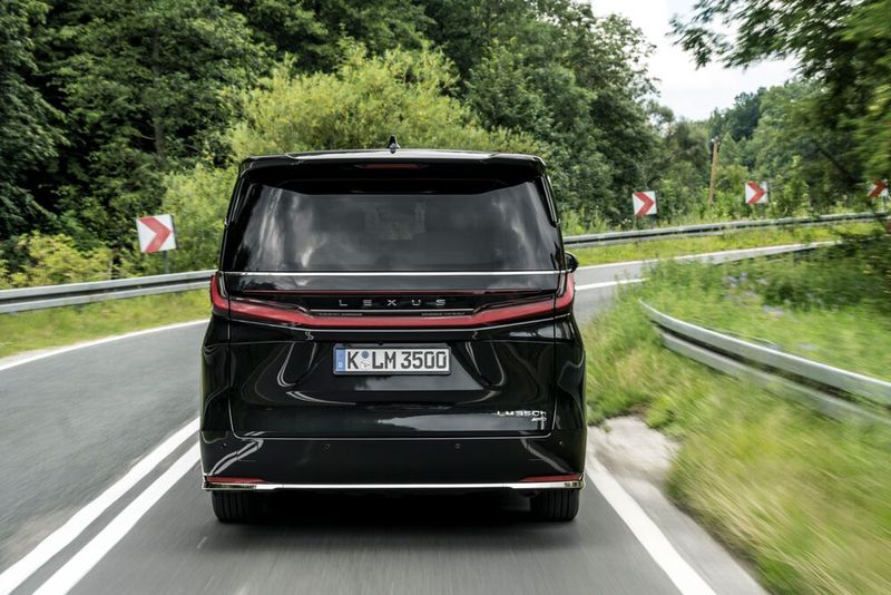 Chromschmuck und auffällige Leuchten wie das durchgängige Rücklicht verleihen dem LM ebenfalls eine besondere Aura. (Bild: Lexus)