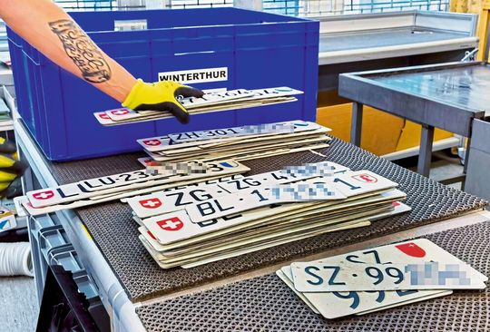 Beim Strassenverkehrsamt des Kantons Zürich treffen arbeitstäglich bis zu 1600 Nummernschilder ein. Beim Strassenverkehrsamt des Kantons Zürich treffen arbeitstäglich bis zu 1600 Nummernschilder ein.