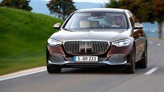 In Deutschland müssen über 2.000 S-Klasse-Modelle bei den Vertragswerkstätten vorgefahren werden.  (Bild: Daimler)