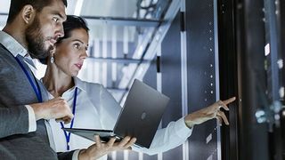 Eine Inventur im Zuge oder Nachgang einer Cloud-Migration identifiziert nicht mehr benötigte Geräte, deren Außerbetriebnahme große Einsparpotenziale im IT-Betrieb eröffnet. (Bild: Gorodenkoff - stock.adobe.com)