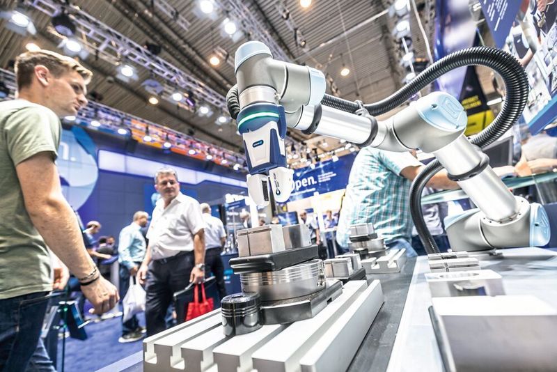 Innovative Produkte der metallbearbeitenden Industrie ziehen alle Blicke der AMB-Fachbesucher auf sich. (Messe Stuttgart)