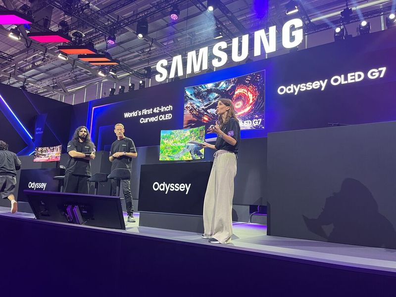 Der ebenfalls auf der Gamescom vorgestellte Samsung-Monitor belegt viel Platz auf dem Gaming-Schreibtisch: Der Odyssey OLED G7 basiert auf einem 42 Zoll großen und mit 1000R gekrümmten 4K-OLED-Panel. (Bild: Vogel IT-Medien)