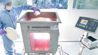 Alles im Beutel – Einwegbioreaktoren sind längst mehr als nur eine Laboranwendung. Die Fertigung, Lagerung und Sterilisisation der Single-Use-Komponenten stellt aber erhebliche Anforederungen an die Prozessanalytik. Häufig ist es nötig, das Sensorkonzept ganz neu zu denken. (Sartorius; © nito - Fotolia)