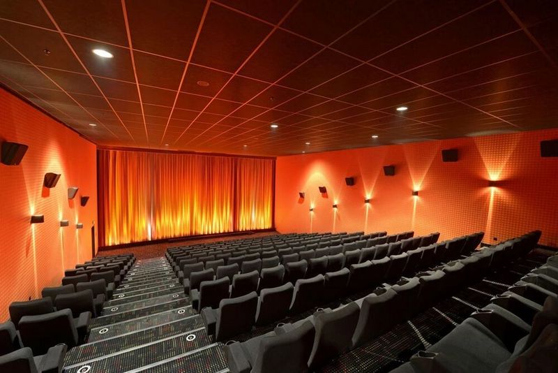 Tension in the air: when they are nervous, cinema-goers release more isoprene, which is a measurable indication of how stressful a film is. (Jonathan Williams, MPI for Chemistry)