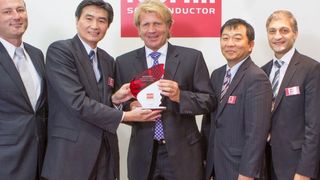 Franchise (v.r.n.l.): Christian Andre, President Chairman of SiCrystal, Rohm; Masaki Sakai, Director Euro-American Sales, Rohm; Thomas Rudel, CEO, Rutronik; Satoshi Sawamura, President, Rohm; Markus Krieg, Managing Director Marketing, Rutronik (Bild: ROHM Semiconductor)