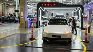 Tesla im Aufwind! Nicht nur für den geplanten Hochlauf der E-Auto-Produktion (im Bild) braucht Tesla in Grünheide viele neue Arbeitskräfte. Auch die dortige Batteriefertigung schreie danach ...  (Bild: P. Pleul / dpa)