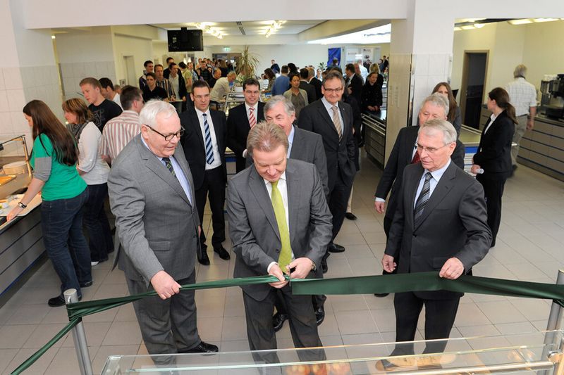 Das Band wird durchgeschnitten - Kampagneneröffnung in der Kantine mit GreenTech-Menü und dem baden-württembergischen Umweltminister Franz Untersteller. (Bild: EBM-Papst)