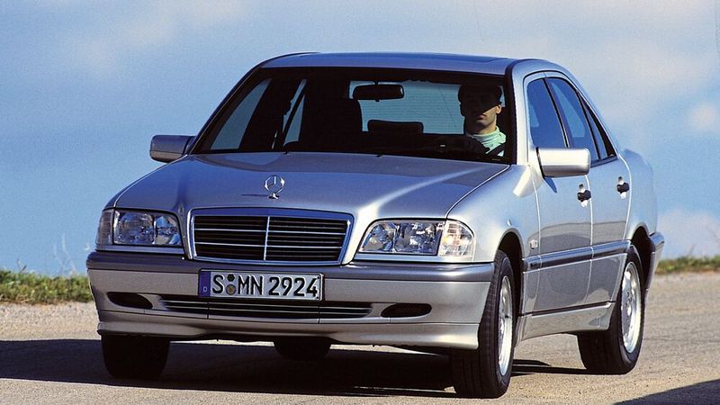 Auch gegen den preiswerteren Audi A4 und den in vielen Karosserievarianten verkauften BMW 3er konnte sich der charismatische Mercedes behaupten. Um dem Kunden eine weitgehende Individualisierung seines Fahrzeugs zu ermöglichen, war die C-Klasse mit verschiedenen Design- und Ausstattungslinien bestellbar. Neben optischen Unterschieden wichen sie auch in der Serienausstattung voneinander ab. Die Linien Elegance und Sport kosteten Aufpreis. (Bild: Mercedes-Benz)