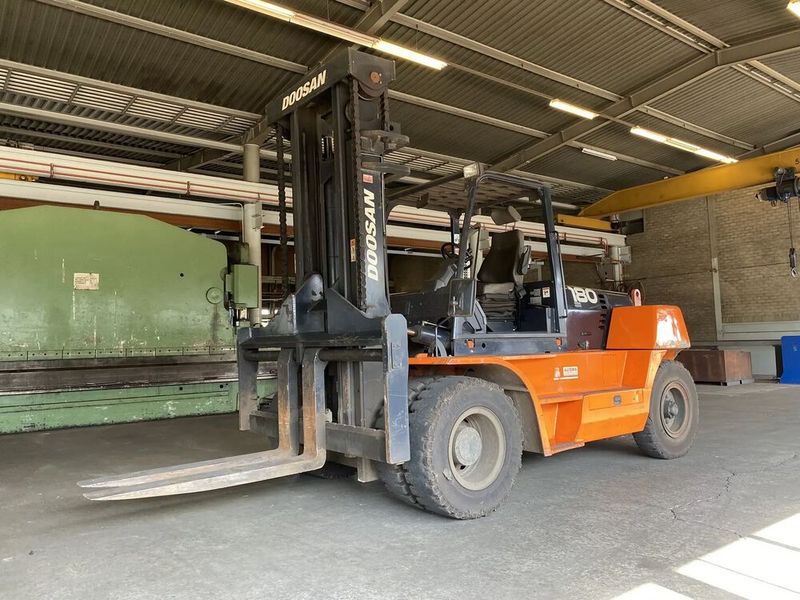 Der Maschinen- und Anlagenpark eines insolventen Stahlbearbeiters wird vom Online-Auktionshaus Surplex versteigert! Dazu gehören natürlich auch Transportsysteme. Mit dabei ist etwa dieser Doosan-Dieselstapler D1808-5 ...