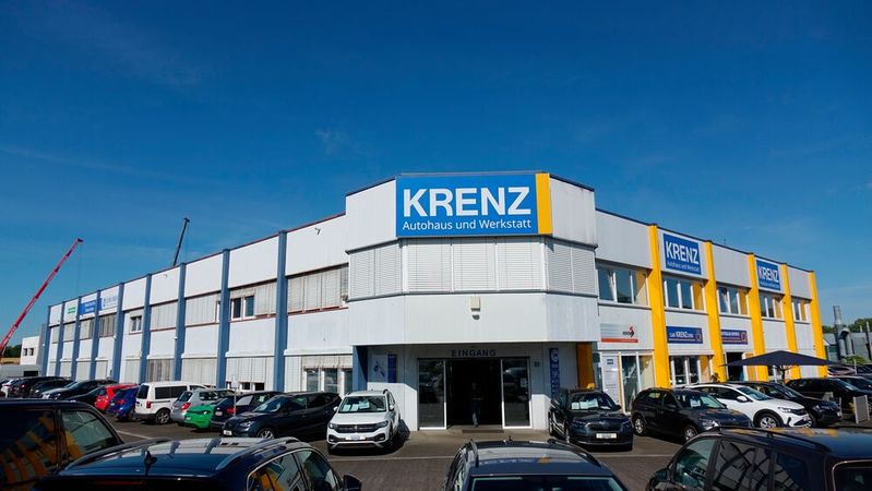 Das 1987 gegründete Unternehmen Krenz Autoservice ist in einem eindrucksvollen Gebäude an der Steubenstraße in Paderborn ansässig. (Bild:  Rosenow – VCG)