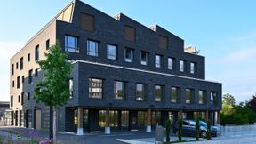 Industrielles Flair mit britischer Note: Mehr als 1.000 Glaselemente mit schlanken Stahlprofilen von 
Forster unterstreichen den offenen Charakter des Luzerner Business Hubs „Im Dock“.  
 (Bild: Huber Kontech AG)