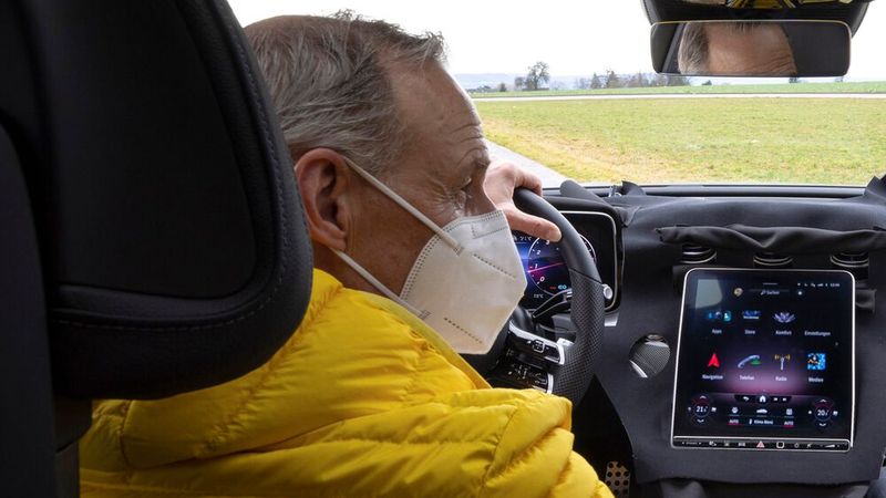 Das Cockpit kennt man so ähnlich bereits aus der S-Klasse. (Bild: Mercedes)